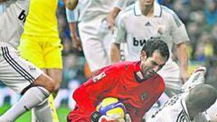 <b>DIEGO LÓPEZ, UN MURO. </b> El guardameta del Villarreal, criado en la cantera del Madrid, cuajó una brillante actuación. En la imagen atrapa la pelota ante la presencia del fogoso Pepe. Antes había despejado un disparo a quemarropa de Huntelaar. Nada p