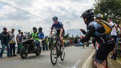 Chris Froome rueda en solitario tras sufrir dos ca&iacute;das en el Tour Colombia 2.1.