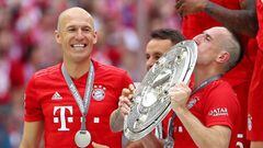 Robben, junto a Ribery, tras ganar con el Bayern la &uacute;ltima Bundesliga. 
