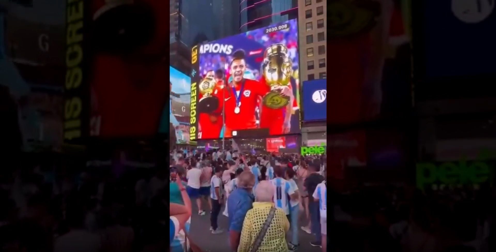 Argentina estaba en su banderazo en Times Square y apareció esto de Chile en la pantalla gigante
