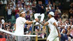 El tenista griego Stefanos Tsitsipas y el australiano Nick Kyrgios se saludan tras su partido en Wimbledon 2022.