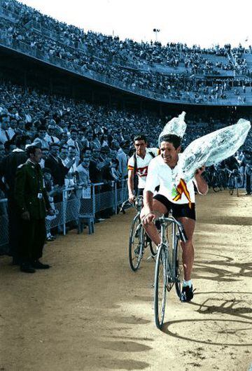 No sólo de fútbol vive el hombre. En 1948 los corredores de la VIII Vuelta Ciclista a España entran al estadio coincidiendo con la final de la Copa del Generalísimo disputada entre Sevilla y Celta. En la fotografía, aparecen el ganador absoluto de la carrera, Bernardo Ruiz, y el vencedor de la última etapa Víctor Ruiz.