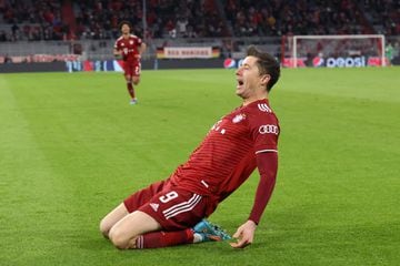 MUNICH, GERMANY - MARCH 08: Robert Lewandowski of FC Bayern Muenchen celebrates after scoring their team's third goal during the UEFA Champions League Round Of Sixteen Leg Two match between Bayern MÃ¼nchen and FC Salzburg at Football Arena Munich on March
