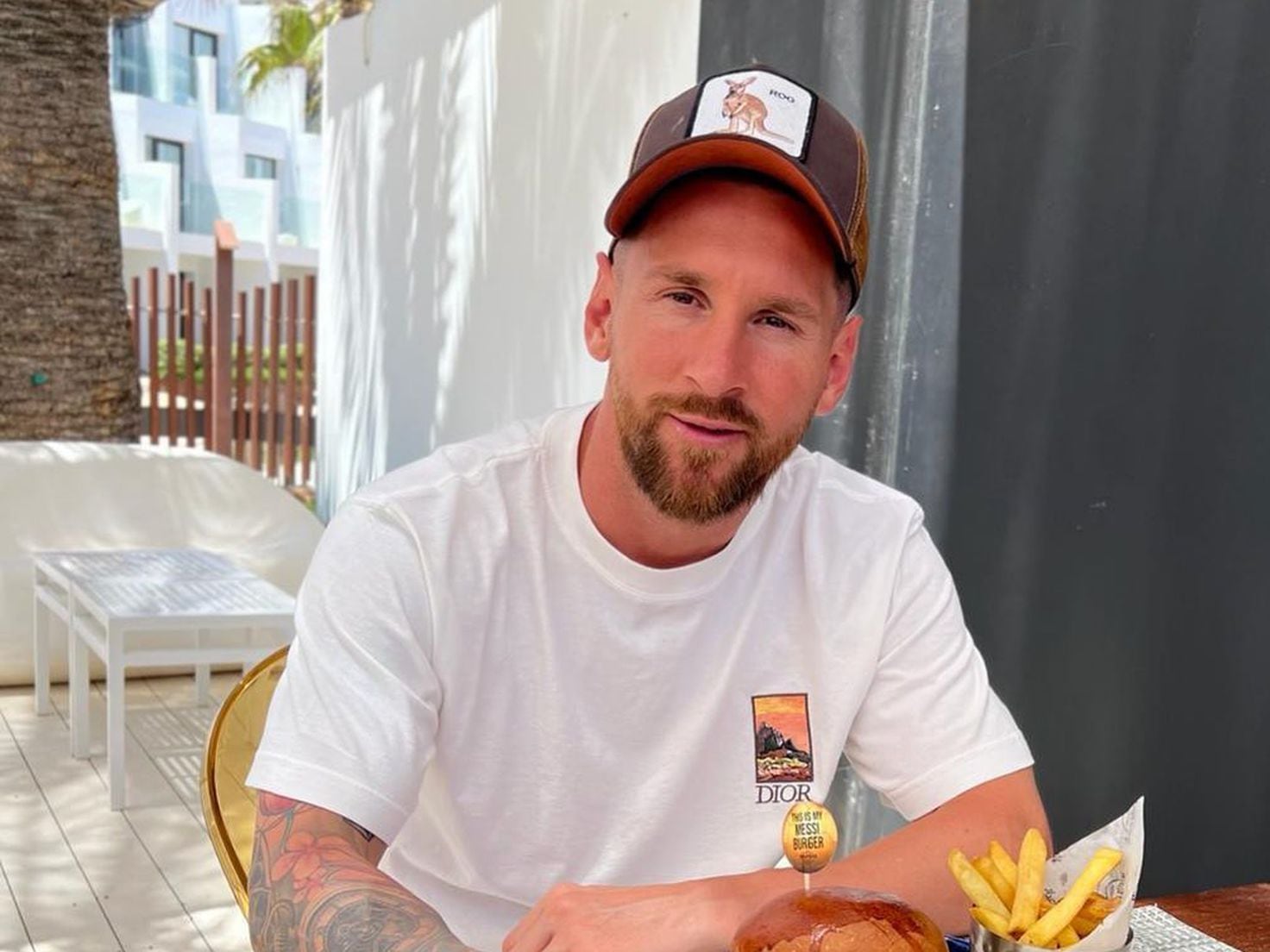 Messi pays homage in Ibiza by trying a dish with his name on it - AS USA