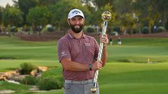 Jon Rahm of Spain poses with the Race to Dubai trophy during final round of the DP World Tour Championship at Jumeirah Golf Estates in Dubai on November 20,2022. (Photo by Ryan LIM / AFP)