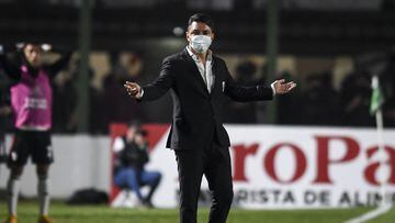 JUNIN, ARGENTINA - AUGUST 30: Marcelo Gallardo coach of River Plate gestures during a match between Sarmiento and River Plate as part of Torneo Liga Profesional 2021 at Estadio Eva Peron on August 30, 2021 in Junin, Argentina. (Photo by Marcelo Endelli/Getty Images)