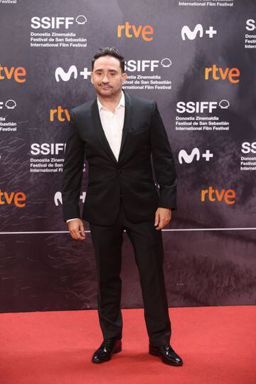 El director de cine Juan Antonio Bayona posa en la alfombra roja de la gala de clausura del Festival de San Sebastián.
