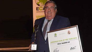 Pedro L&oacute;pez Jim&eacute;nez posa con el trofeo y el diploma acreditativo del premio &quot;Club Europeo del A&ntilde;o 2016&quot; otorgado al Real Madrid por la Asociaci&oacute;n Europea de Clubes (ECA).