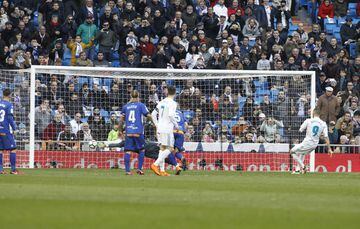 Benzema marca de penalti el 4-0.