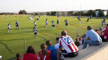 Un grupo de aficionados observan el último entrenamiento del Atlético en la primera semana de estadía de Los Ángeles de San Rafael.