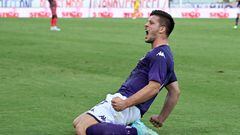 Jovic celebra su gol en el partido de la liga italiana entre la Fiorentina y el Cremonese.