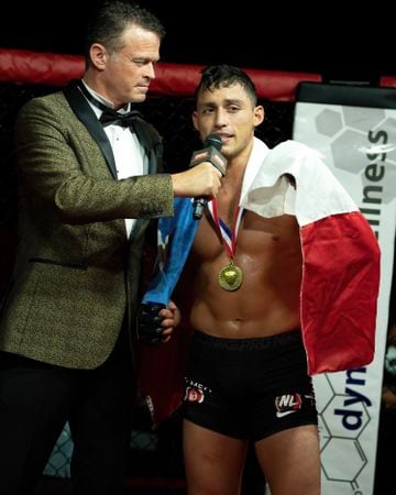Cristóbal Ibáñez en una premiación tras ganar un combate.