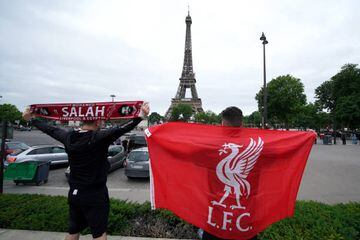 Liverpool fans pose for a photo in front of the Eiffel Tower. 