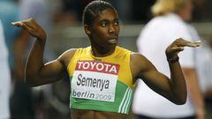 La atleta sudafricana Caster Semenya celebra su victoria en la final de los 800 metros femeninos durante los Mundiales de Atletismo de Berl&iacute;n 2009.