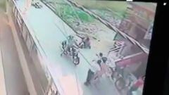 Un hombre agrede a una mujer en plena calle en India. Im&aacute;gen: YouTube