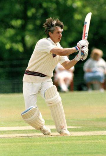 Gary Lineker se hizo conocido en el fútbol. Figura y seleccionado inglés, tras el retiro se dedicó al cricket. 