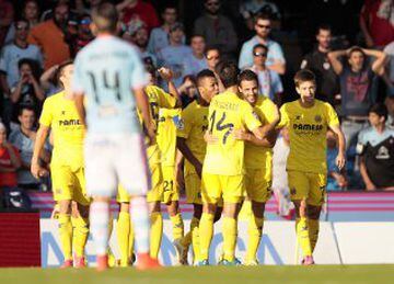 Fabián Orellana observa cómo celebra el Villarreal. El Submarino amarillo derrotó 2-1 al cuadro del chileno. 