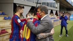 Laporta abraza a Messi.