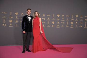 El actor Marc Clotet y la actriz Natalia Sánchez posan en la alfombra rosa.