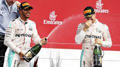 Hamilton y Rosberg en el podium de Silverstone.