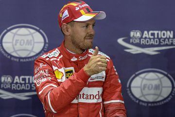Sebastian Vettel encima del pódium celebrando la pole en el GP  de Singapur. 