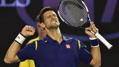 Djokovic celebra su victoria sobre Federer.
