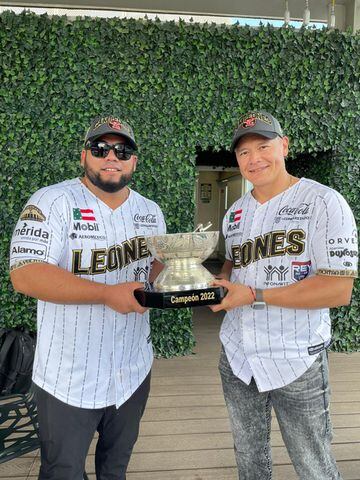 Luis Felipe Juárez y José Juan Aguilar sostienen la Copa Zaachila, trofeo que se les entrego por se campeones de la LMB con los Leones de Yucatán