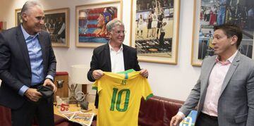 Tite y Juninho le regalan a Alejandro Elortegui la camiseta 10 de Brasil dedicada a AS.