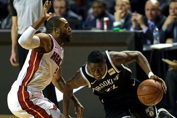 Brooklyn Nets' Caris LeVert (R) vies for the ball with Miami Heat's Wayne Ellington, during an NBA Global Games match at the Mexico City Arena, on December 9, 2017, in Mexico City. / AFP PHOTO / PEDRO PARDO
