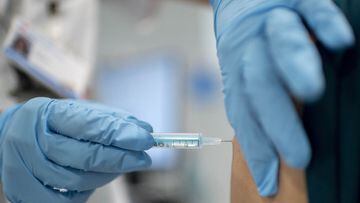 Aplican media dosis de vacuna al actor Fernando Soberanes “son agujas ahorradoras”, dice enfermera 