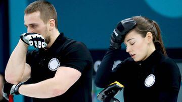 Aleksandr Krushelnitckii y Anastasia Bryzgalova reaccionan durante la competici&oacute;n de curling en dobles mixtos de los Juegos Ol&iacute;mpicos de Invierno de Pyeongchang.