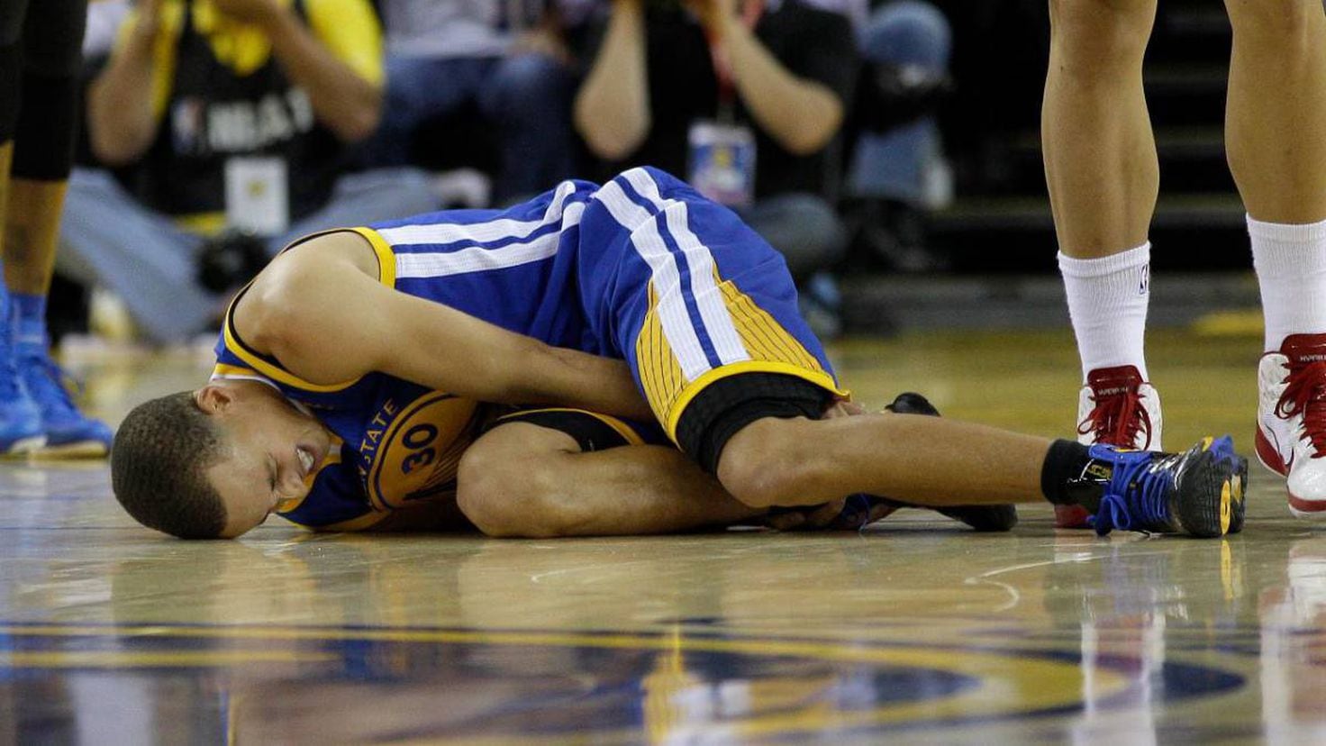 Игра ногой в баскетболе. Стефен карри голеностоп. Баскетболист упал.