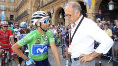 El presidente de la RFEC Jos&eacute; Luis L&oacute;pez Cerr&oacute;n habla con Alejandro Valverde antes de la d&eacute;cima etapa de La Vuelta 2018 entre Salamanca y Fermoselle.