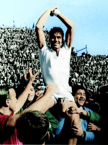 El madrileño Manolo Santana celebrando el trofeo de Wimbledon conseguido en 1966 tras vencer a Dennis Ralston 6-4, 11-9 y 6-4.