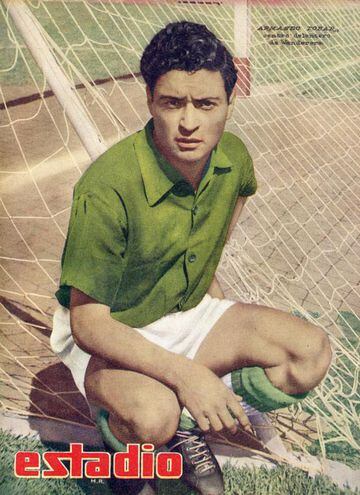 Jugó dos Copas del Mundo y a Wanderers lo defendió entre 1954 y 1961. Anotó 74 goles con los verdes y ganó tres títulos.