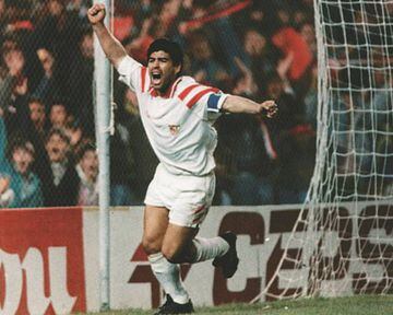 Maradona celebra un gol con el Sevilla.
