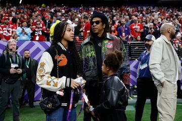Jay Z presente en el Allegiant Stadium acompañado de su hija Blue Ivy, que comparte con Beyoncé.