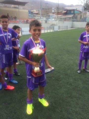 Zacarías Abuhabda con un título logrado en el fútbol juvenil de la ciudad de Antofagasta.