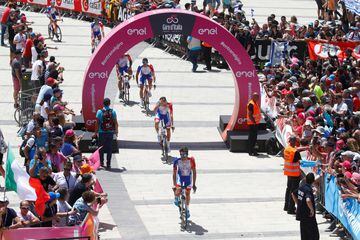El ciclista francés del equipo Groupama FDJ Thibaut Pinot y sus compañeros de equipo santes del inicio de la segunda etapa del Giro de Italia.