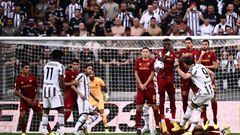 Juventus' Serbian forward Dusan Vlahovic (R) shoots a free kick to open the scoring during the Italian Serie A football match between Juventus and AS Roma on August 27, 2022 at the Juventus stadium in Turin. (Photo by Marco BERTORELLO / AFP) (Photo by MARCO BERTORELLO/AFP via Getty Images)