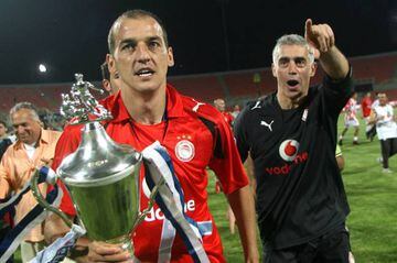 Kovacevic con la Copa de Grecia en su etapa como jugador del Olympiacos.