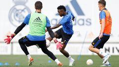 Vinicius intenta superar a Courtois durante el &uacute;ltimo entrenamiento del Madrid.