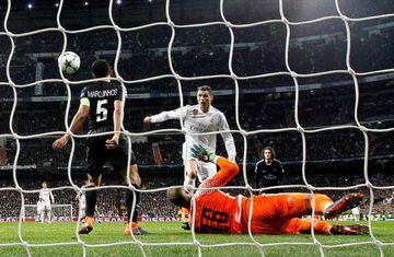 Cristiano, en el momento de anotar su segundo gol al PSG.