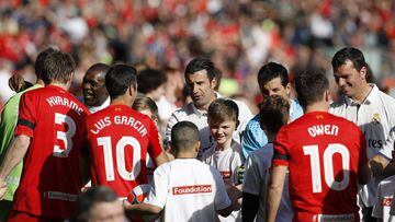 Britain Football Soccer - Liverpool Legends v Real Madrid Legends - Anfield - 25/3/17 Real Madrid&#039;s Luis Figo shakes hands with Liverpool&#039;s Luis Garcia before the match  Action Images via Reuters / Carl Recine Livepic EDITORIAL USE ONLY.