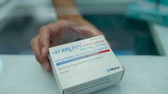 DVD1127
Sevilla/03-10-2022: Una farmacéutica sostiene una caja de Neobrufe, un medicamento que combina ibuprofeno con codeína.
FOTO: PACO PUENTES