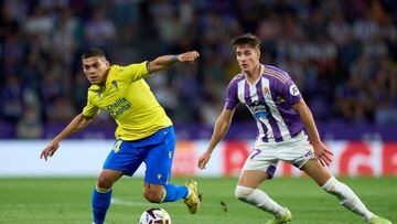 VALLADOLID, SPAIN - SEPTEMBER 16: Brian Ocampo of Cadiz CF is challenged by Ivan Fresneda of Real Valladolidduring the LaLiga Santander match between Real Valladolid CF and Cadiz CF at Estadio Municipal Jose Zorrilla on September 16, 2022 in Valladolid, Spain. (Photo by Angel Martinez/Getty Images)