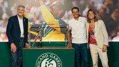 El tenista español Rafa Nadal posa junto a Gilles Moretton y Amelie Mauresmo con una réplica de la estatua que el tenista balear tiene en Roland Garros.