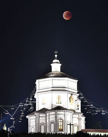 Imagen del eclipse lunar con luna de sangre 2018 sobre el Monte dei Cappuccini de Turín, Italia.