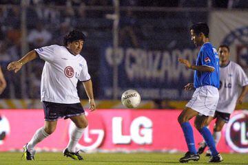 El histórico 10 de la albiceleste, es sin lugar a dudas la máxima figura que pisó el césped del Estadio Azul en el año de 2002, en la despedida de Carlos Hermosillo.