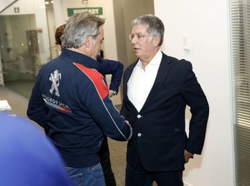 Carlos Sainz saluda a Alejandro Elortegui. 